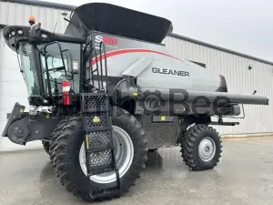 2015 Gleaner S68 Combines