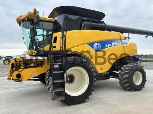 2011 New Holland CR9060 Combines