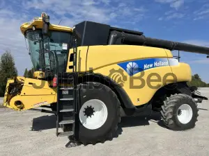 2011 New Holland CR9070 Combines