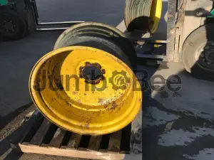 2000 John Deere AH227712 / AXE39061 - 28x18 wheel Tires