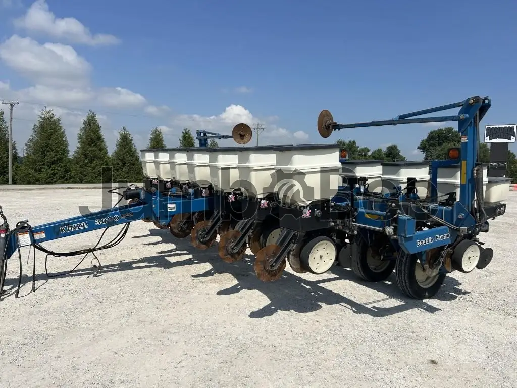 2009 Kinze 3000 - Used  for Sale — photo 1 of 67