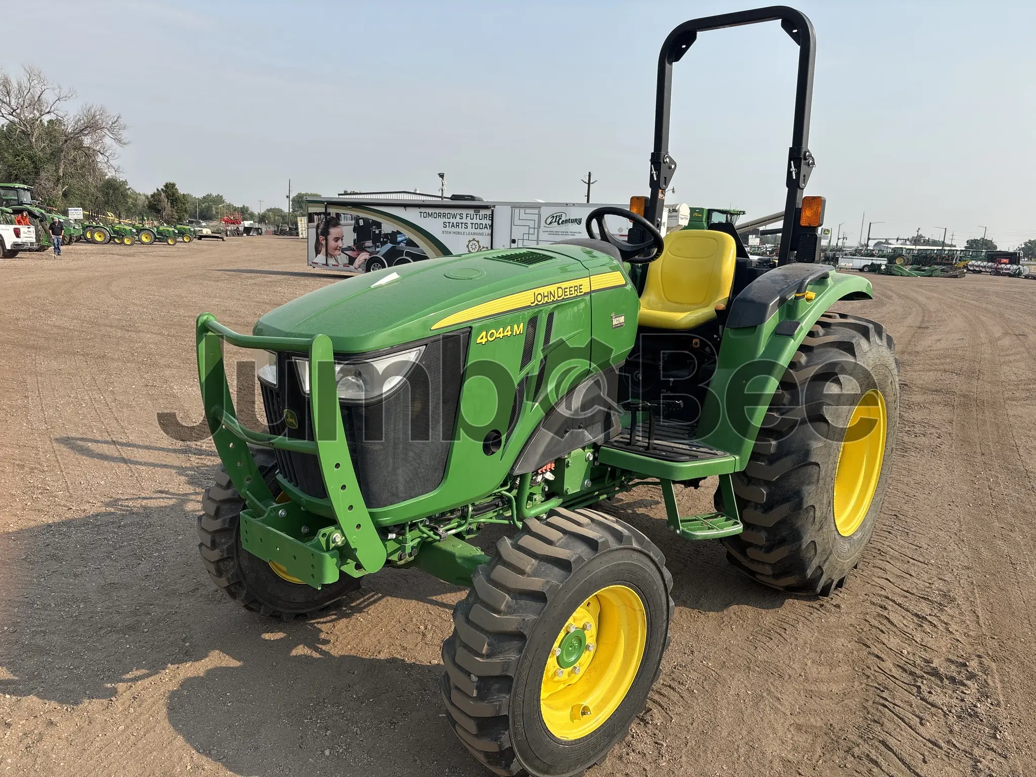 John Deere 4044M 2025 - Usado (2,017 Horas) en Venta — foto 1 de 18