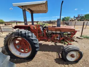 1984 International 884 Row Crop Tractors