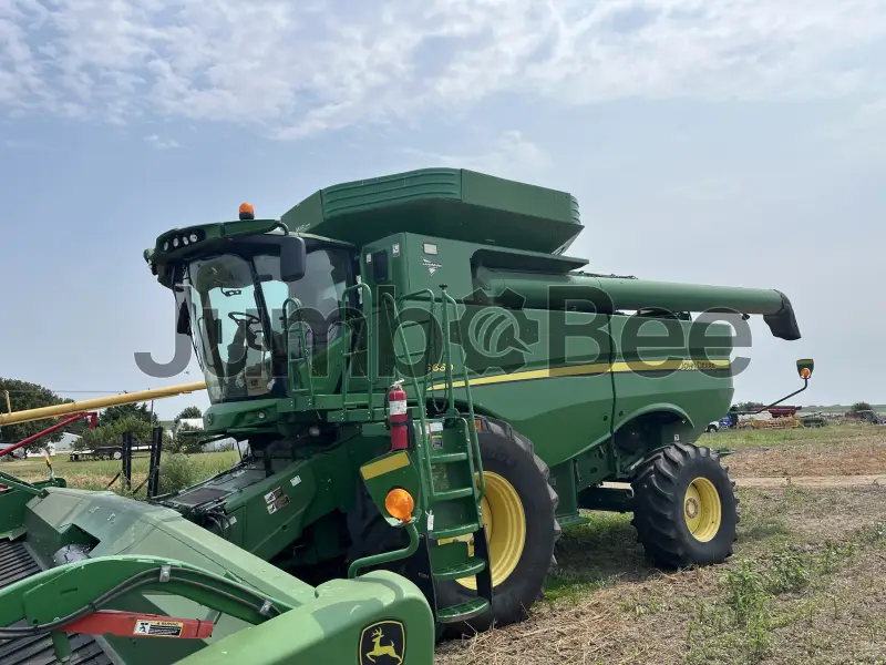John Deere S660 Combines