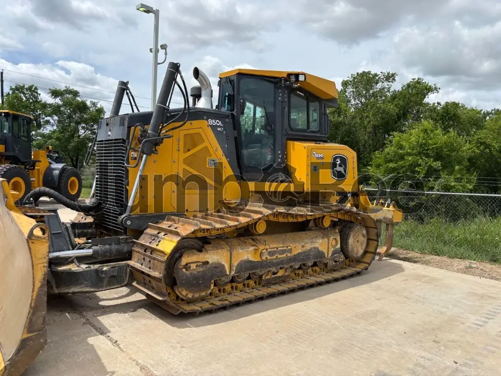 2023 John Deere 850L - Used, 3,553 Hours for Sale — photo 1 of 12