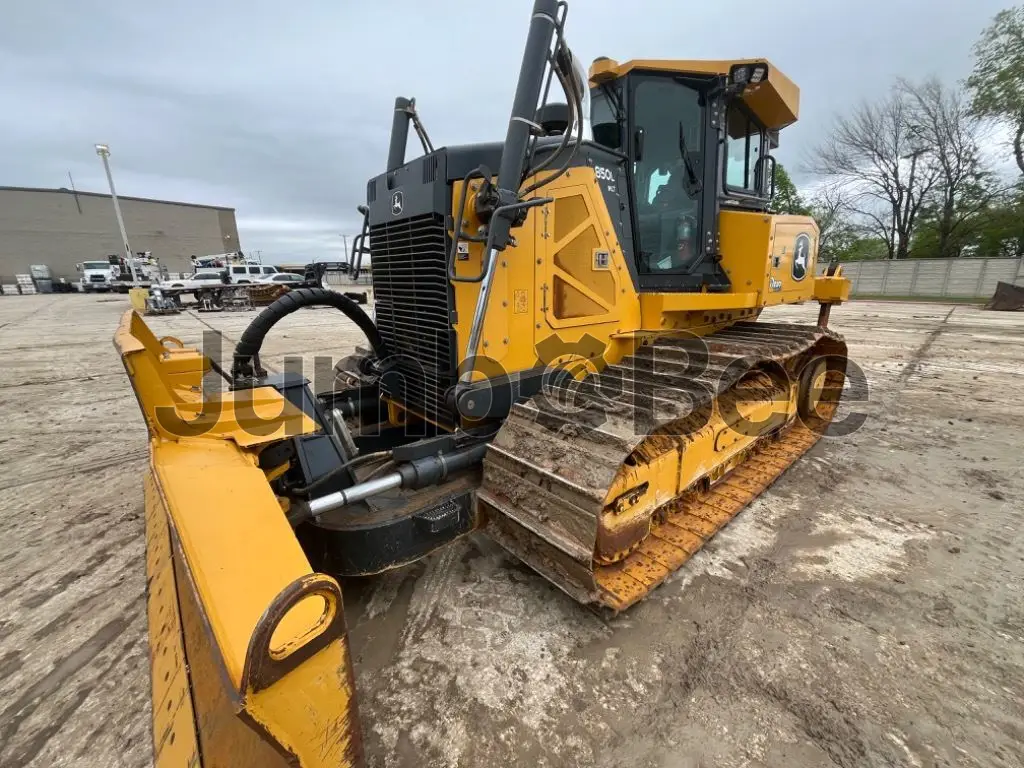 2023 John Deere 850L - Used, 4,682 Hours for Sale — photo 1 of 9